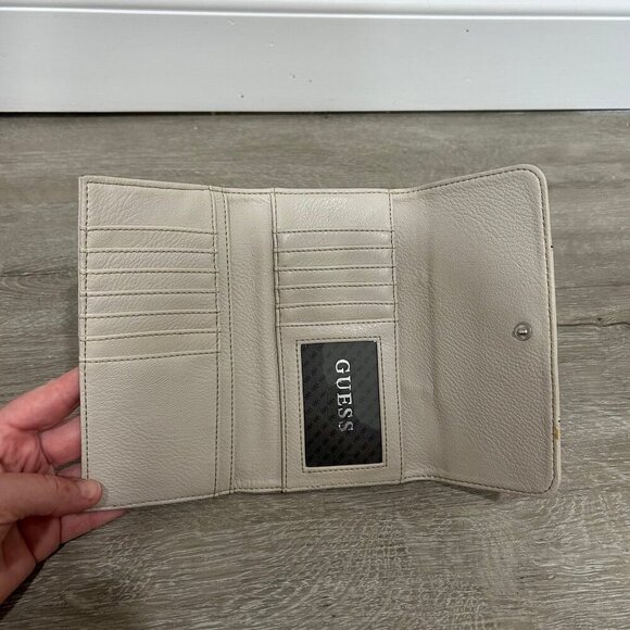 NWOT Guess Ivory Wallet - Picture 3 of 4